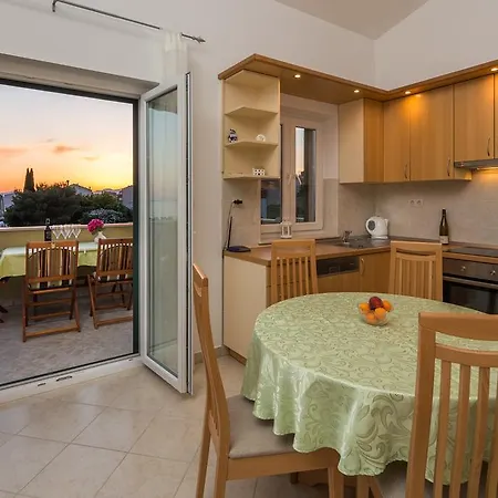 Leon بودْسْتغانا